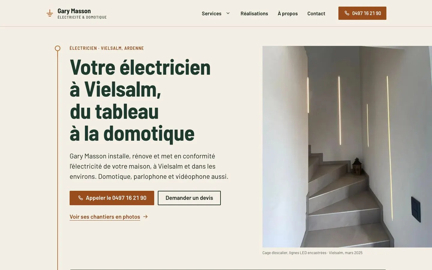 Aperçu du site de Gary Masson, électricien à Vielsalm : titre, cage d’escalier aux lignes LED encastrées, boutons Appeler et Demander un devis