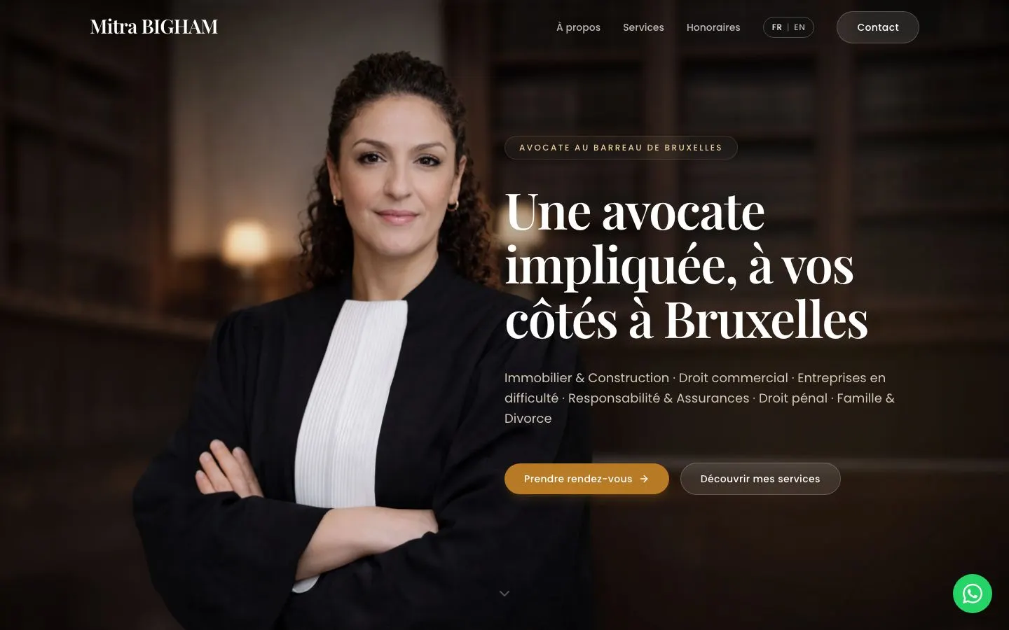 Site de Mitra Bigham, avocate à Bruxelles : portrait en robe d’avocate, titre « Une avocate impliquée, à vos côtés à Bruxelles » et bouton Prendre rendez-vous