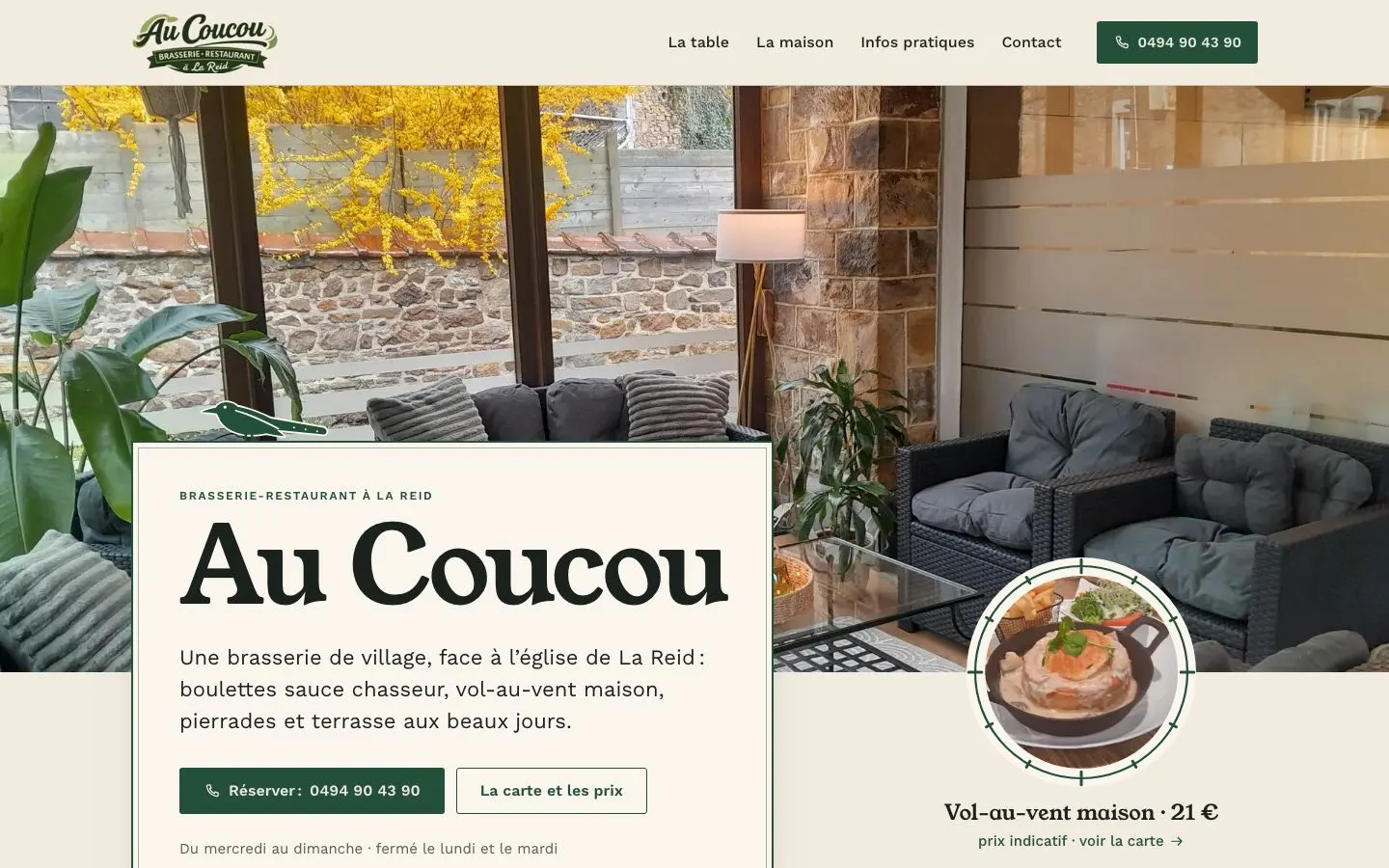 Aperçu du site d’Au Coucou, brasserie-restaurant à La Reid (Theux) : véranda aux fauteuils gris, plat de vol-au-vent et bouton Réserver